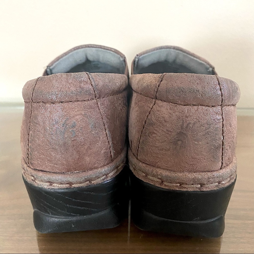 Klogs Leather Rose Gold Embossed Non Slip Clog - Picture 4 of 6